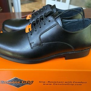 Men’s size 9 Lace slip resistant sole dress shoes